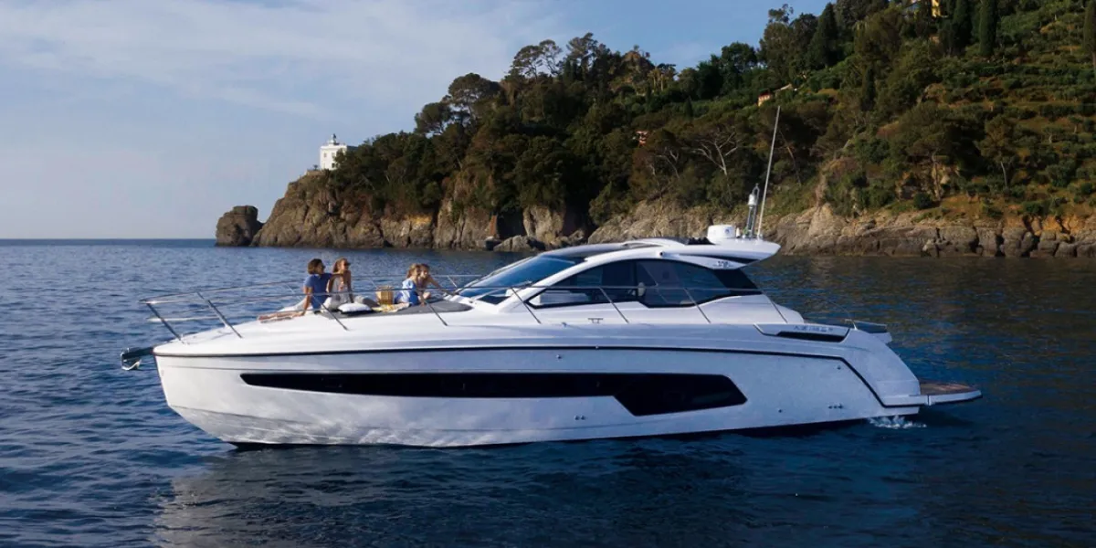 Votre Yacht, Votre Monde